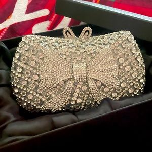 Vintage style jeweled clutch bow 🤍